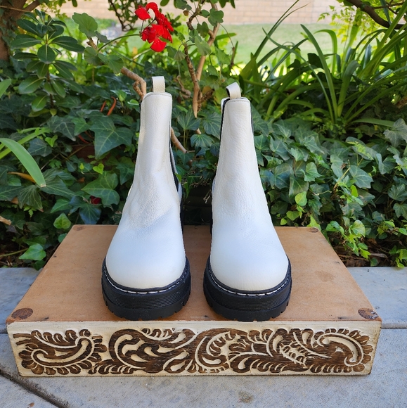 Edgy Chic Marc Fisher LTD White Leather Chelsea Lug Sole Booties - Picture 3 of 12